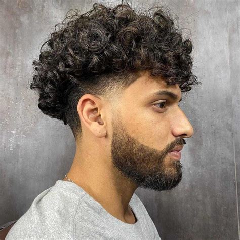 Taper cheveux bouclés pour homme : 24 idées